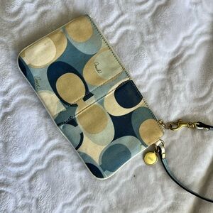Coach wristlet beautiful great condition blue beige